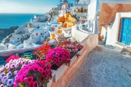 the-most-famous-santorini-tours:-unforgettable-experiences-you-can’t-miss